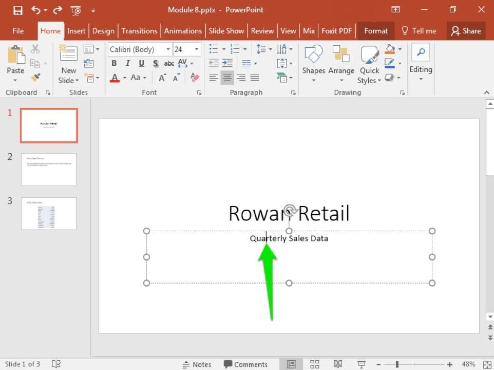 لقطة حقيقية لواجهة Microsoft PowerPoint توضح المصغرات والشريحة النشطة والشريط